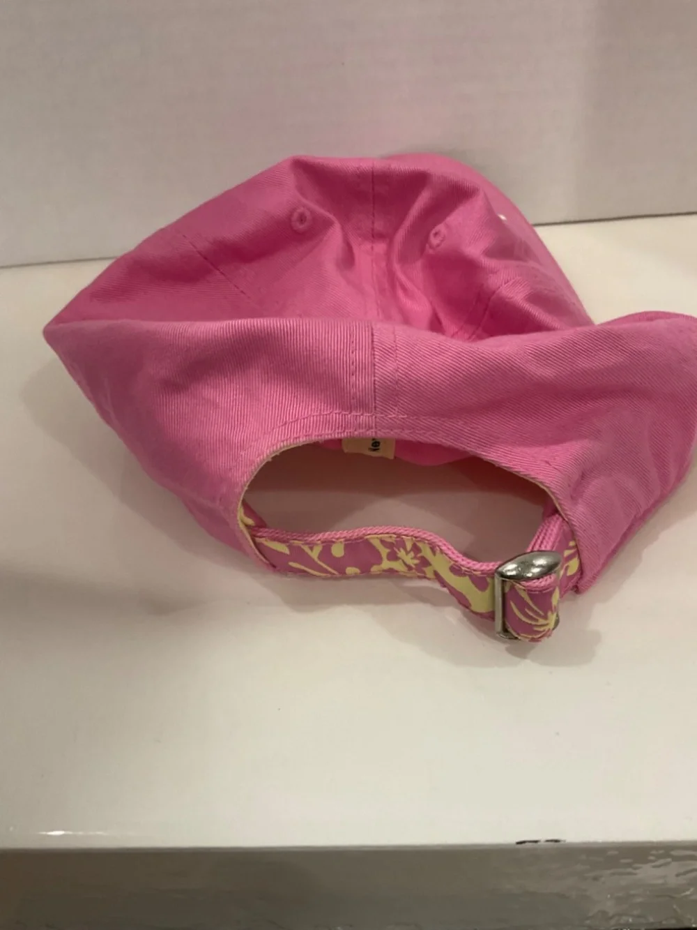 New Era Cincinnati Reds Pink Gold Clover Adjustable Youth Hat. Pre Owned